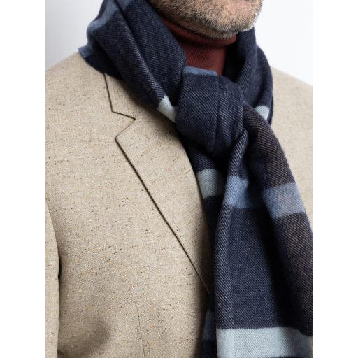 Fular din lana albastru cu franjuri