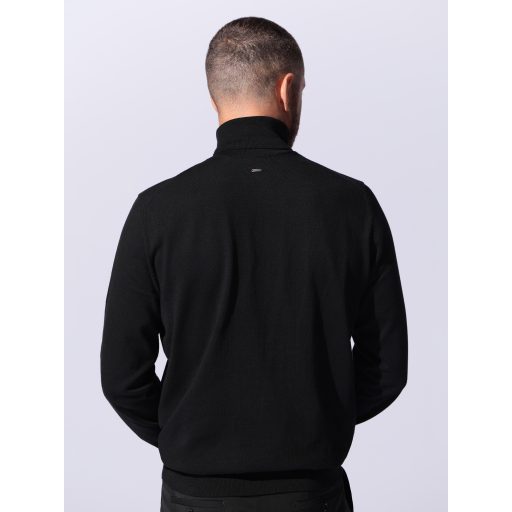 pulover negru barbati pe gat