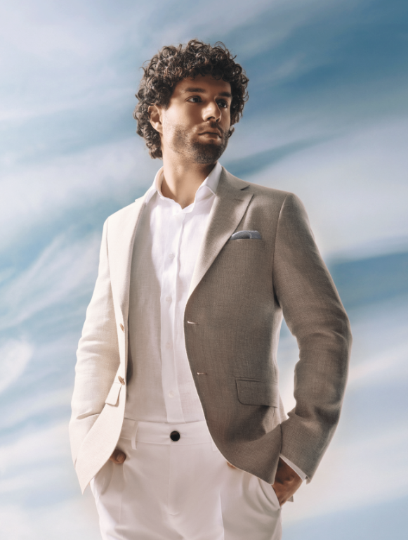 Seroussi — model în costum smart casual